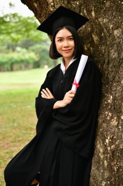 Mezuniyet kavramı. Mezun öğrencilerin mezuniyet günü. Asya 