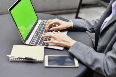 İş Concept.Young Asya iş kadını mutlu bir şekilde çalışıyor. Yo