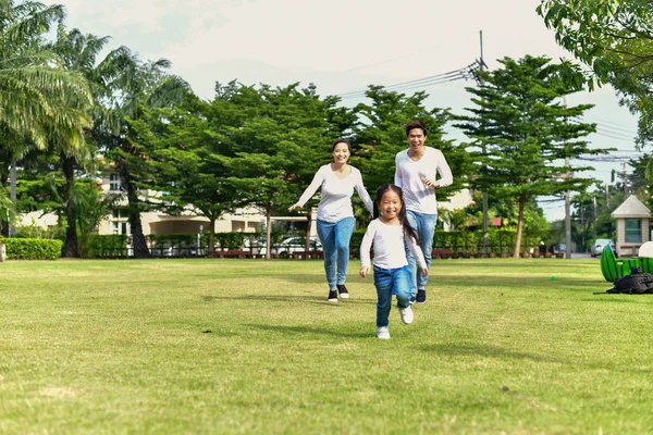 Родители и дочери выходят на прогулку в парк . — стоковое фото