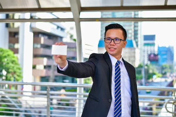 Επιχειρηματική ιδέα, νεαρός επιχειρηματίας δείχνει επαγγελματική κάρτα του — Φωτογραφία Αρχείου