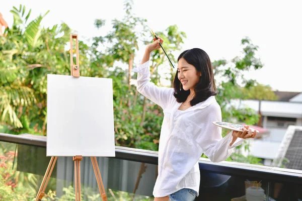 Artista Concepto Hermosa chica. Las mujeres hermosas están creando arte . —  Fotos de Stock