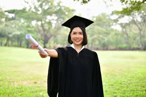 Graduation Concept. Graduated students on graduation day. Asian — Stock Photo, Image