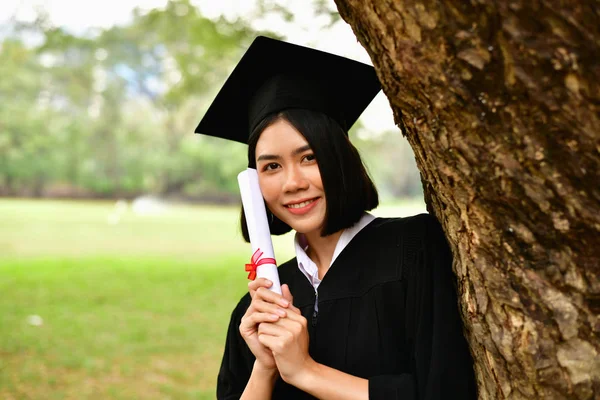 Concept de graduation. Étudiants diplômés le jour de l'obtention du diplôme. Asiatique — Photo