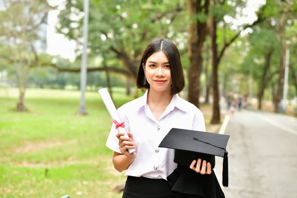 Concept de graduation. Étudiants diplômés le jour de l'obtention du diplôme. Asiatique — Photo