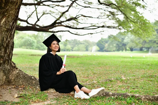 Concept de absolvire. Studenți absolvenți în ziua absolvirii. Asiatice — Fotografie, imagine de stoc