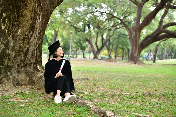 Concetto di laurea. Studenti laureati il giorno della laurea. Asiatico — Foto Stock