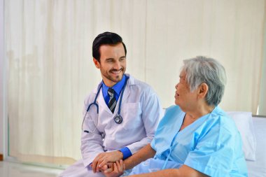 Bakım şifa kavramı, yaşlı bir kadın doktor iyileşiyor.