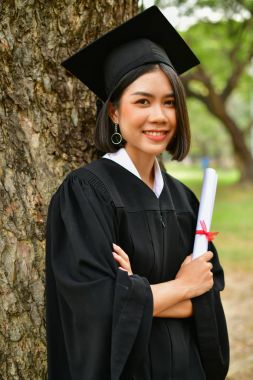 Mezuniyet kavramı. Mezun öğrencilerin mezuniyet günü. Asya 