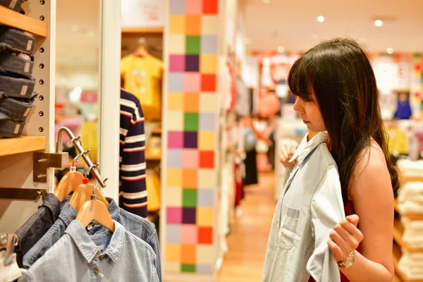 Концепция покупок. Азиатки ходят по магазинам в торговом центре. Мбаппе — стоковое фото