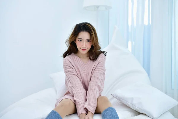 Zimní koncept. Cute Asian girl v zimní oblečení. Krásná žena — Stock fotografie