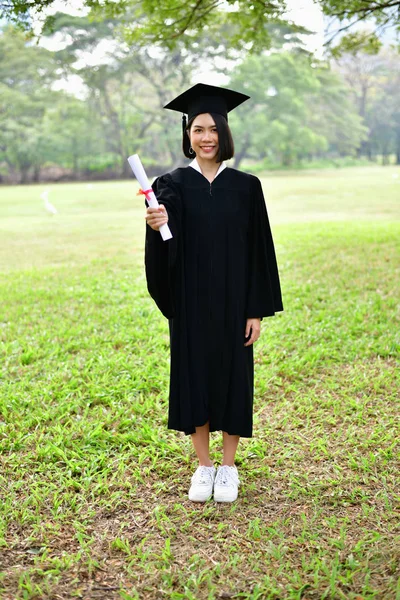 Conceito de Graduação. Estudantes graduados no dia da formatura. Asiático — Fotografia de Stock