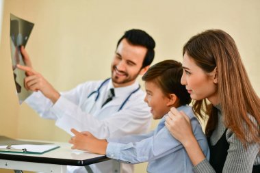 Sağlık kavramları. Doktor ve hasta röntgen filmi ile ilgilenen. Doct