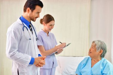 Bakım şifa kavramı, yaşlı bir kadın doktor iyileşiyor.