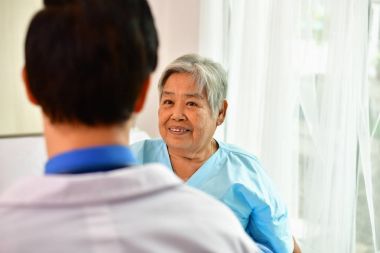 Bakım şifa kavramı, yaşlı bir kadın doktor iyileşiyor.