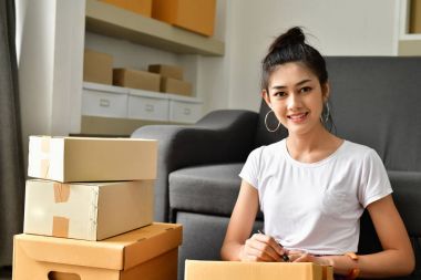 KOBİ iş kavramı. Asya gençler onların paketiDesteklenen ambalaj