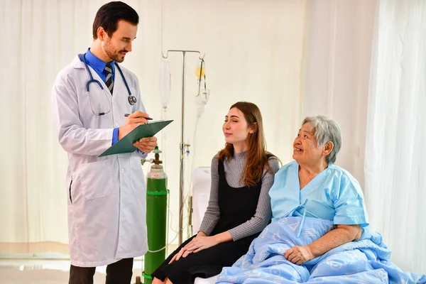 Conceito de cuidados de cura, O médico está curando mulher velha . — Fotografia de Stock