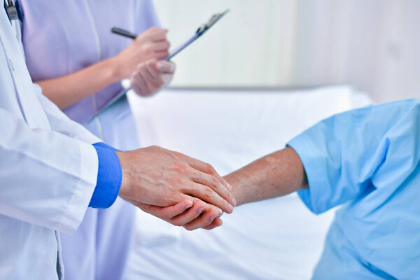 Концепция лечения, врач исцеляет старуху
.