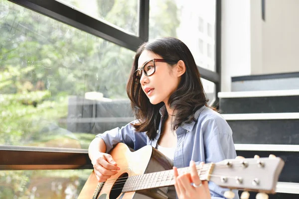 Concepts musicaux. Filles asiatiques jouant de la guitare. Asiatiques femmes détente — Photo