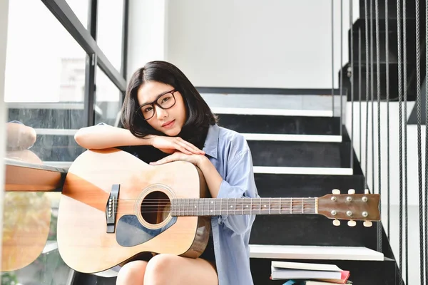 Conceitos musicais. Meninas asiáticas tocando guitarra. Asiática mulheres relaxante — Fotografia de Stock