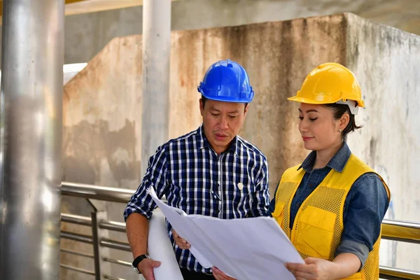 Conceptos Ingeniería Empresarial, Ingenieros profesionales, Young Bus — Foto de Stock