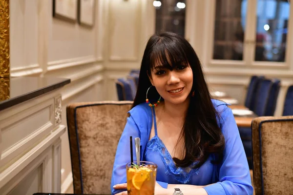Restoran Konsep. Wanita Asia makan di restoran. Kubah Asia — Stok Foto