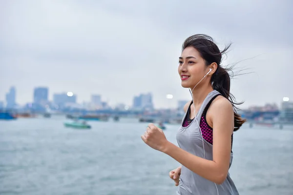 Spor kavram. Güzel kız r ile sahilde egzersiz — Stok fotoğraf