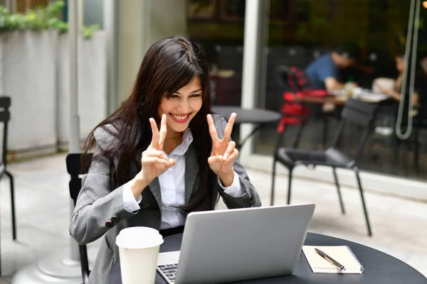 Concepto de negocio.Joven empresaria asiática está trabajando feliz.Yo — Foto de Stock