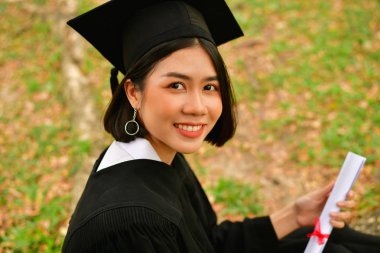 Mezuniyet kavramı. Mezun öğrencilerin mezuniyet günü. Asya 