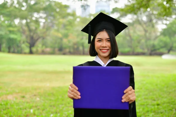 Afstuderen Concept. Afgestudeerde studenten op de graduatiedag. Aziatische — Stockfoto