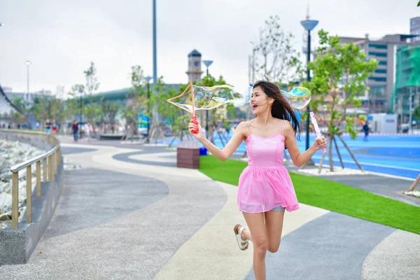 Concetto di relax. Ragazze asiatiche stanno giocando bolle con divertimento. Sii — Foto Stock