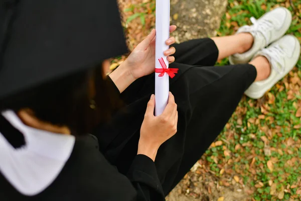 Afstuderen Concept. Afgestudeerde studenten op de graduatiedag. Aziatische — Stockfoto