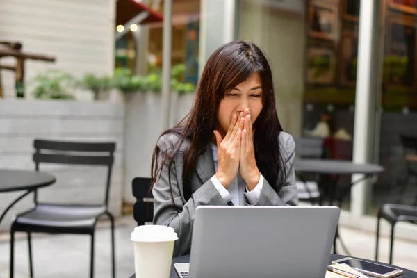 Concepto de negocio.Joven empresaria asiática está trabajando feliz.Yo — Foto de Stock