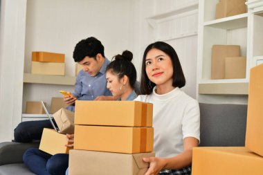 KOBİ iş kavramı. Asya gençler onların paketleri yüklüyorsunuz. Teslim iş küçük ve orta işletme (KOBİ). Genç adam evde çalışıyor. Sahibi genç başlatmak için iş Online.