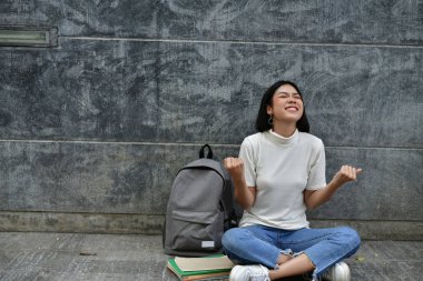 Eğitim kavramları. Asyalı kadınlar Üniversitesi nde kitap okuma.