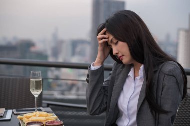 İş kutlamaları kavramı. Asya işkadını içki