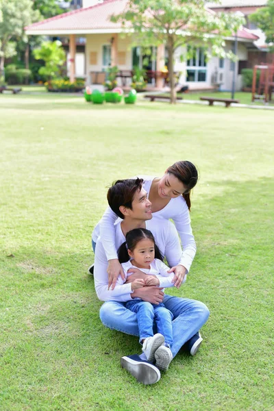 Concetto di famiglia. Felice maschio e femmina giocare con i bambini out — Foto Stock