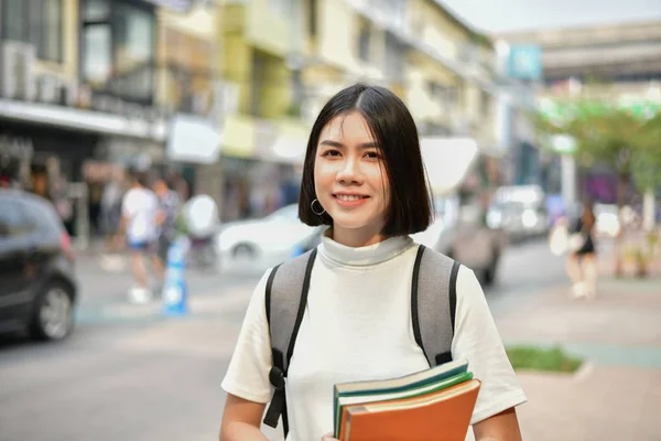 Conceptos educativos. Mujeres asiáticas leyendo libros en la ciudad. Beaut. — Foto de Stock