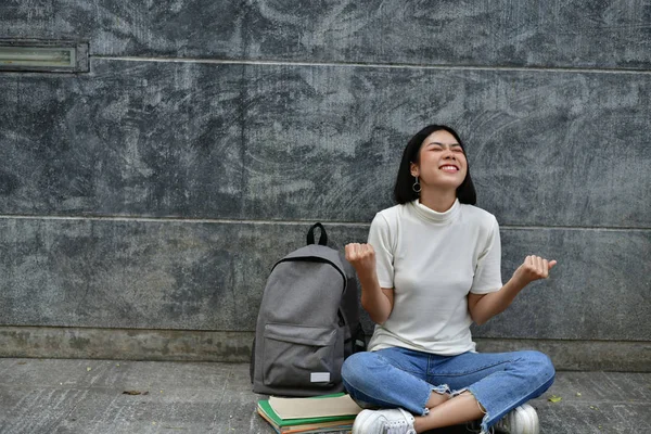 Conceptos educativos. Mujeres asiáticas leyendo libros en la Universidad . — Foto de Stock