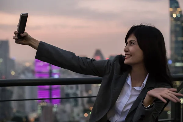 Conceito de negócio. Mulher de negócios asiática olhando para o telefone móvel. A — Fotografia de Stock