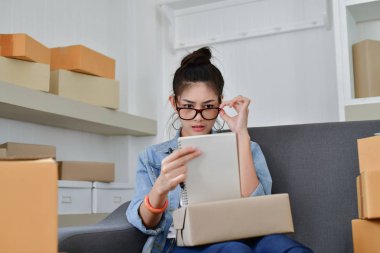 KOBİ iş kavramı. Genç sahibi onların paketleri ambalaj. De