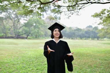 Mezuniyet kavramı. Mezun öğrencilerin mezuniyet günü. Asya 