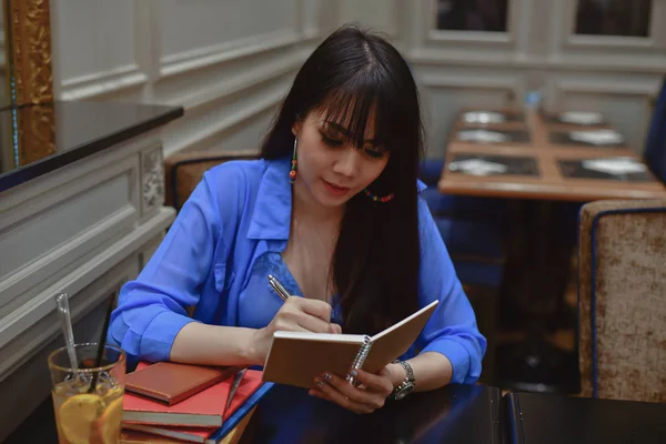 Conceptos educativos. Las mujeres asiáticas están trabajando en un restaurante. Asi. — Foto de Stock