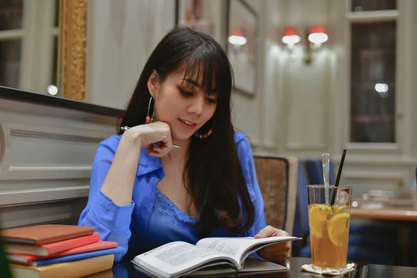 Conceptos educativos. Las mujeres asiáticas están trabajando en un restaurante. Asi. — Foto de Stock
