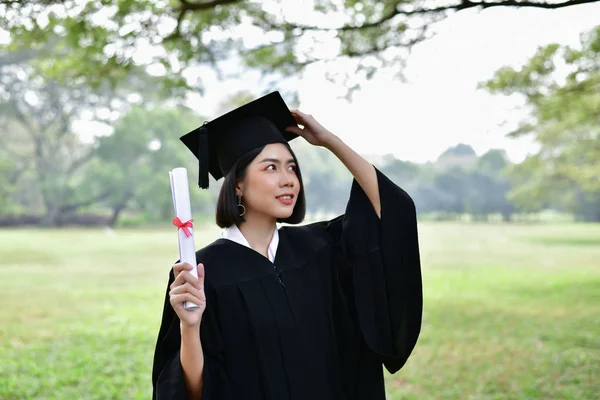 Afstuderen Concept. Afgestudeerde studenten op de graduatiedag. Aziatische — Stockfoto