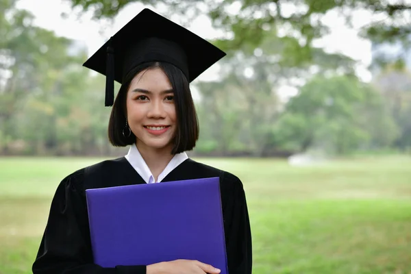 Afstuderen Concept. Afgestudeerde studenten op de graduatiedag. Aziatische — Stockfoto