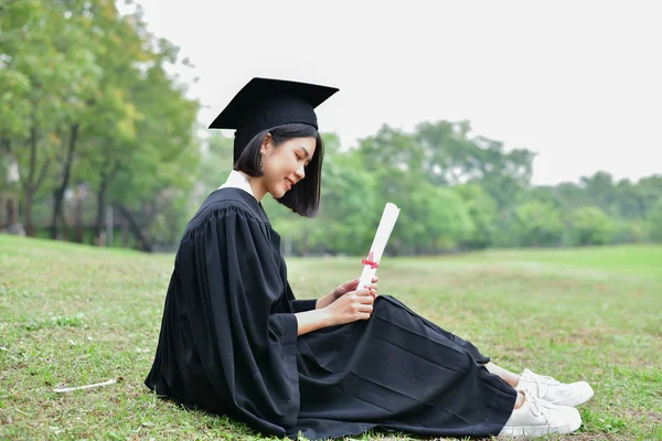 Examen-konceptet. Graderad studenter examen dag. Asiatiska — Stockfoto