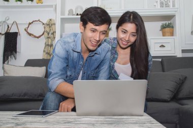 Çiftler kavramı. Aşık oturma odasında oynuyorlar. Çiftler 