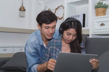 Çiftler kavramı. Aşık oturma odasında oynuyorlar. Çiftler 