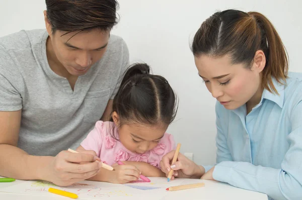 Concept Famille. Les familles dessinent des activités à la maison. Fami — Photo