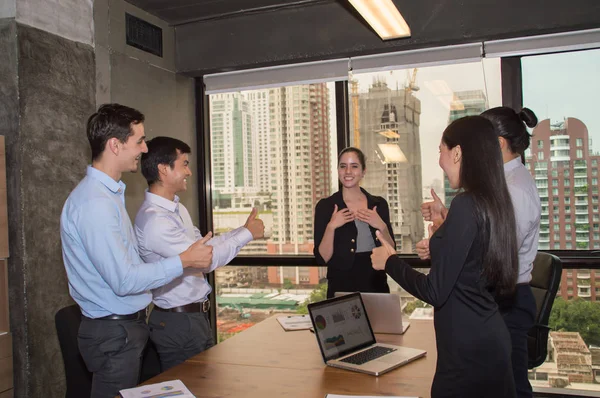 Bedrijfsconcepten. Zakenman werkt in office. Zakelijke Pe — Stockfoto